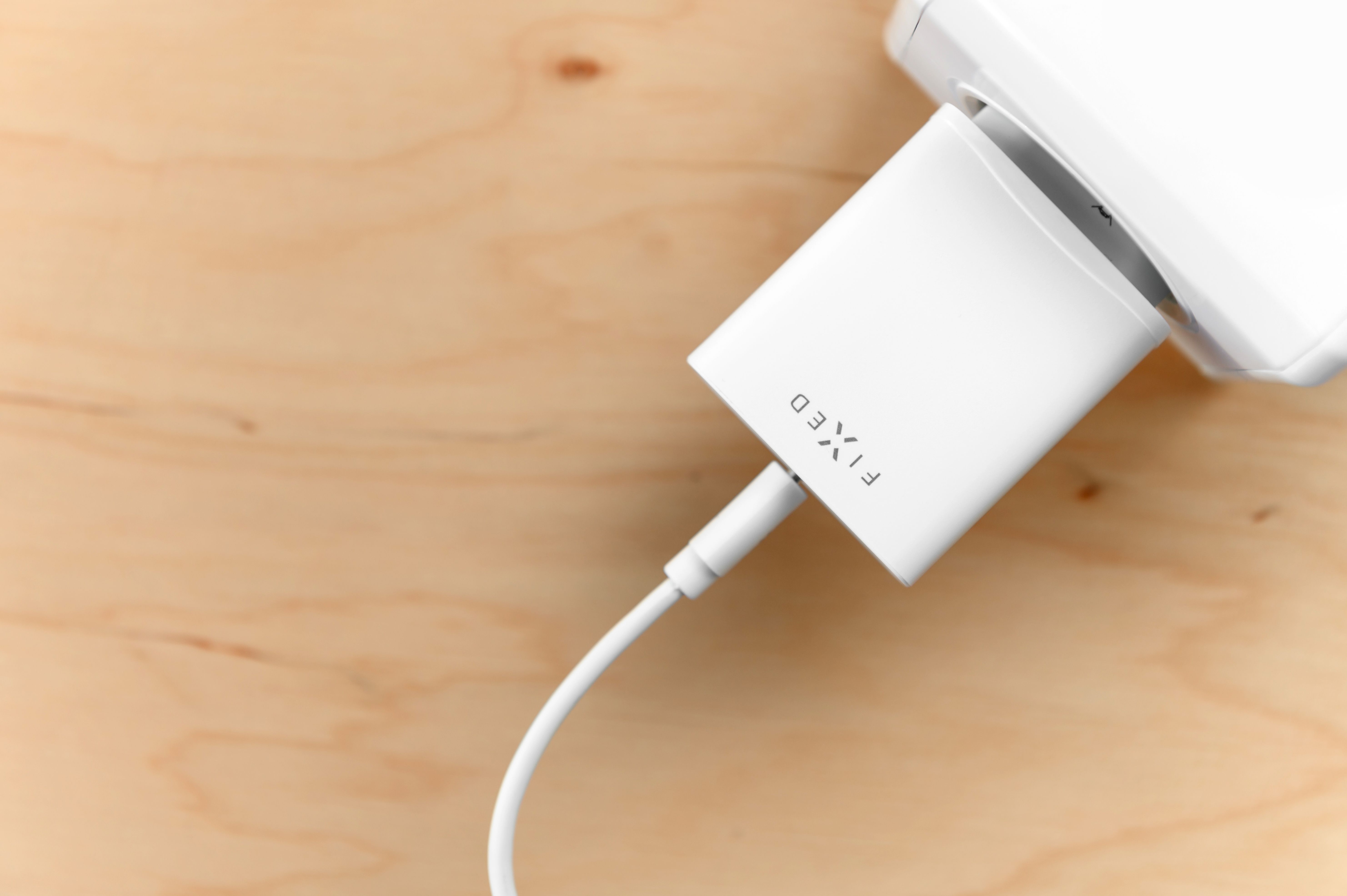 FIXED USB-C Travel Charger 20W+ USB-C/USB-C Cablet, white